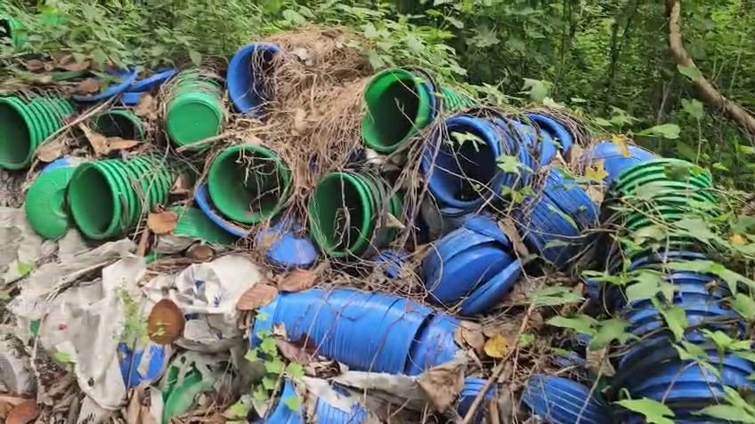 বেহালায় পরিত্যক্ত জমিতে লক্ষাধিক বালতি, প্রশ্নের মুখে প্রশাসনিক নজরদারি