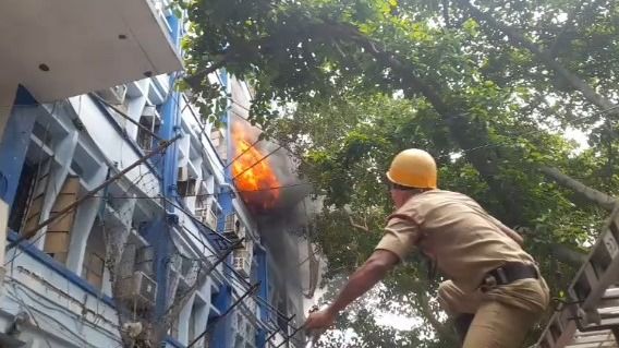 কলকাতায় ভয়াবহ আগুন, দাউ দাউ করে জ্বলছে দঃ ২৪ পরগনা জেলা পরিষদের অফিস, সব পুড়ে ছাই