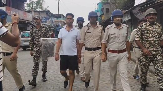 পুষ্পা যেন ভিজে বেড়াল! ত্রাস জাহাঙ্গিরকে হাফপ্যান্ট পরিয়ে এলাকায় ঘোরাল পুলিশ
