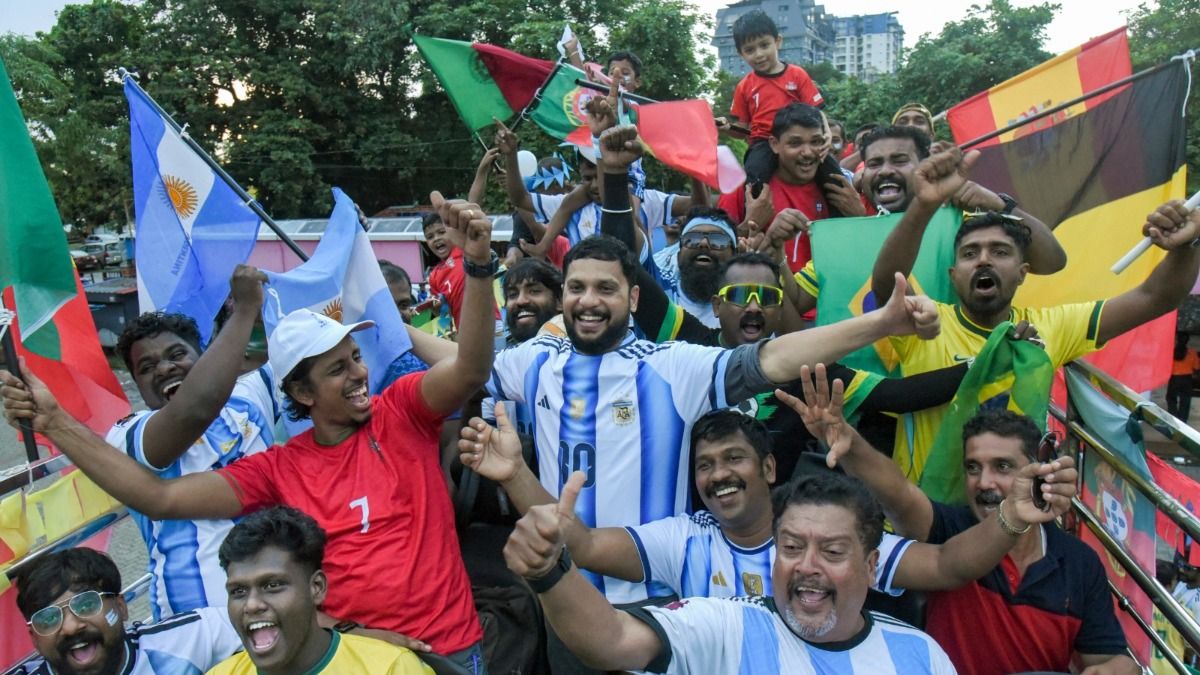 রাত জেগে বিশ্বকাপ, সকালে অফিস! দুশ্চিন্তায় কলকাতার ফুটবলপ্রেমী চাকরিজীবীরা