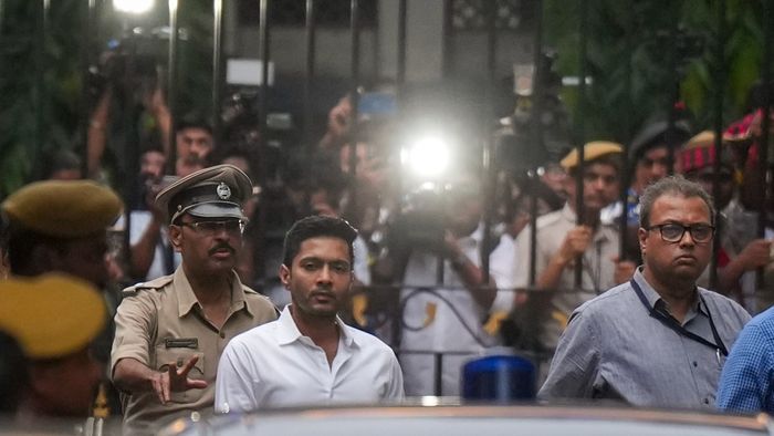 রাজ্য বিধানসভায় দলের বিরোধীদলীয় নেতা মনোনয়ন নিয়ে স্বাক্ষর জালিয়াতির মামলায় পশ্চিমবঙ্গ সিআইডির জিজ্ঞাসাবাদের মুখোমুখি হতে কলকাতার ভবানী ভবনে এসেছেন টিএমসি সাংসদ অভিষেক ব্যানার্জী। (পিটিআই)