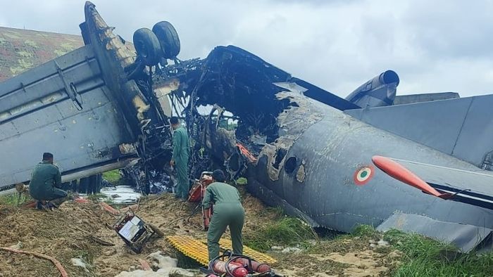 অসমের জোরহাটে ভেঙে পড়ল বায়ুসেনার বিমান