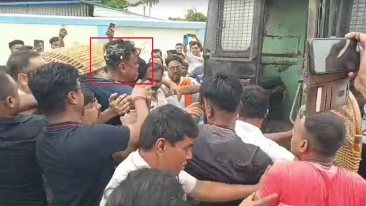 ঘটনার ভিডিও ভাইরাল সোশ্যাল মিডিয়ায়।