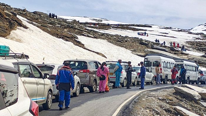 Manali Chamoli Tourism Overcrowd: মানালি থেকে চামোলি পর্যন্ত গাড়ির লাইন, রাস্তা বন্ধ; গরম থেকে বাঁচতে পাহাড়ে ভিড় উপচে পড়ছে