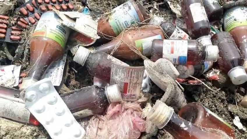 শান্তিপুরে জাতীয় সড়কের পাশে ছড়িয়ে লক্ষ লক্ষ টাকার সরকারি ওষুধ, তীব্র চাঞ্চল্য