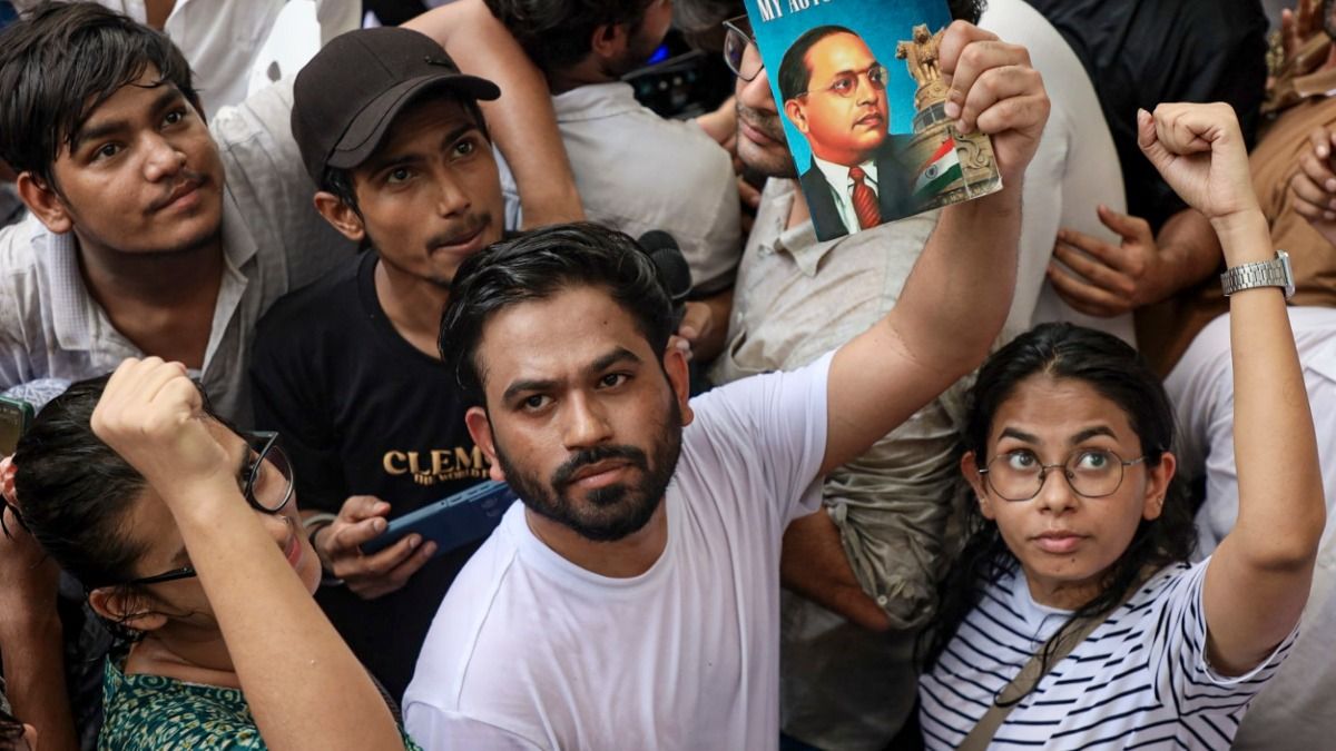 ককরোচ জনতা পার্টির প্রধান অভিজিৎ দিপকেকে চড় যুবকের, জয়পুরে তুমুল উত্তেজনা