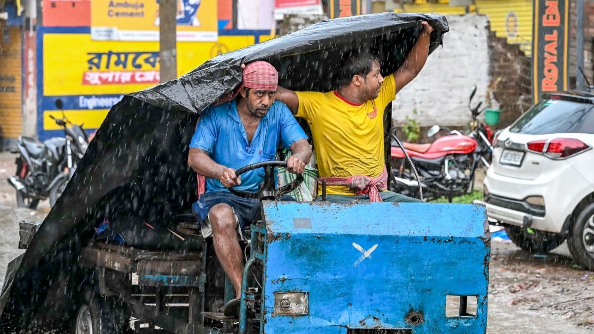 কলকাতা সহ একাধিক জেলায় ভারী থেকে অতি ভারী বৃষ্টির সতর্কতা, আগামী ৭ দিনের পূর্বাভাস