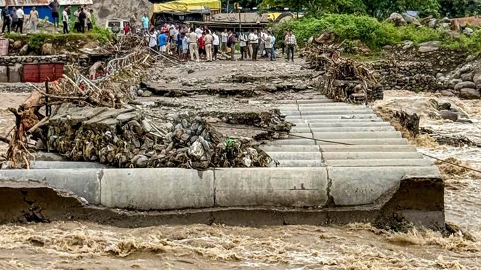 North Bengal Tourism Helpline: পাহাড়-সমতলে দুর্যোগের তাণ্ডব, বন্ধ টয়ট্রেন পরিষেবা; পর্যটকদের জন্য কন্ট্রোল রুম ও হেল্পলাইন চালু