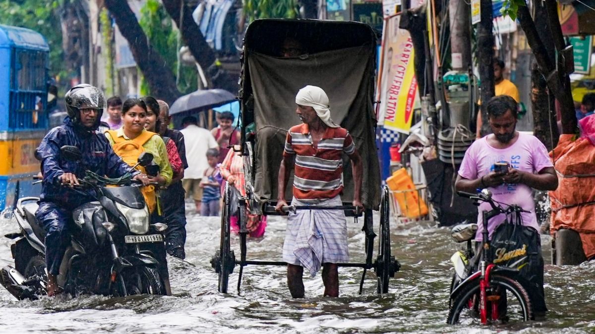 হাঁটুজলে ঘণ্টার পর ঘণ্টা যানজট, বর্ষার প্রথম ধাক্কায় নাজেহাল কলকাতা, আজ কোথায় কখন বৃষ্টি? 