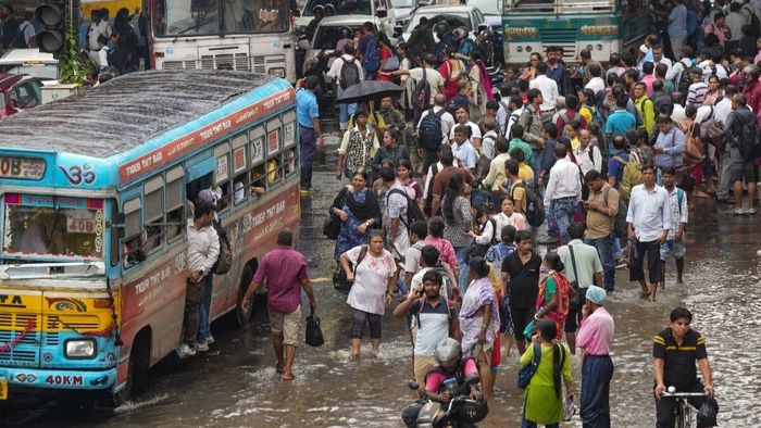 ঘণ্টাখানেকের বৃষ্টিতে জল কলকাতার রাস্তায়। ফাইল ছবি