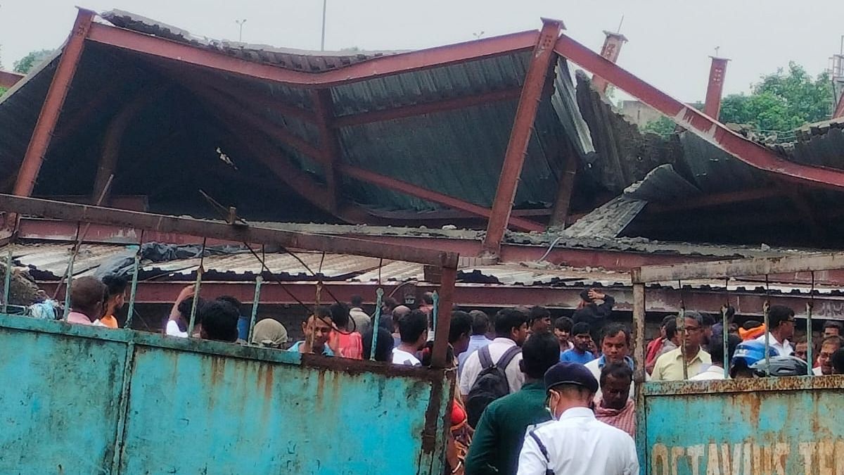 তারাতলায় ভয়াবহ ঘটনা, নির্মীয়মাণ গোডাউনের লোহার ছাদ ভেঙে পড়ল, স্তূপে আটকে বহু মানুষ
