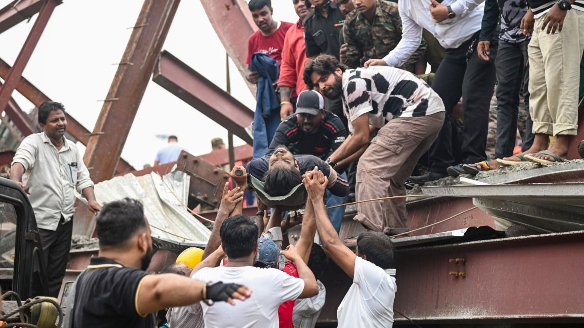 বৃহস্পতিবার সকালেও চলছে উদ্ধারকাজ।-পিটিআই