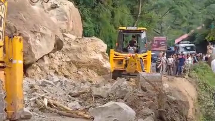 ১০ নম্বর জাতীয় সড়কে ধস, সেবক-কালীমন্দির এলাকায় দীর্ঘ যানজট, ঠিক কী পরিস্থিতি?