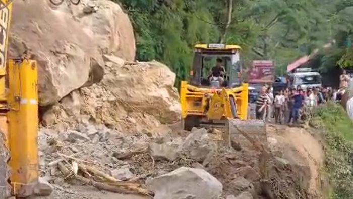 NH-10 Landslide Sevoke Road Closed: ১০ নম্বর জাতীয় সড়কে ধস, সেবক-কালীমন্দির এলাকায় দীর্ঘ যানজট, ঠিক কী পরিস্থিতি?