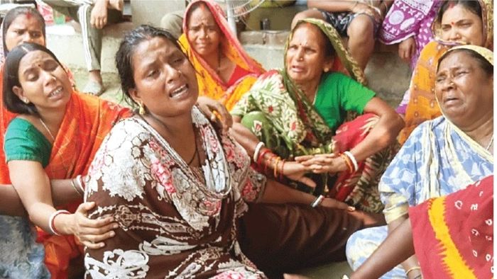 কান্নায় ভেঙে পড়েছেন রোহিতের মা ও আত্মীয়রা।-সংগৃহীত ছবি