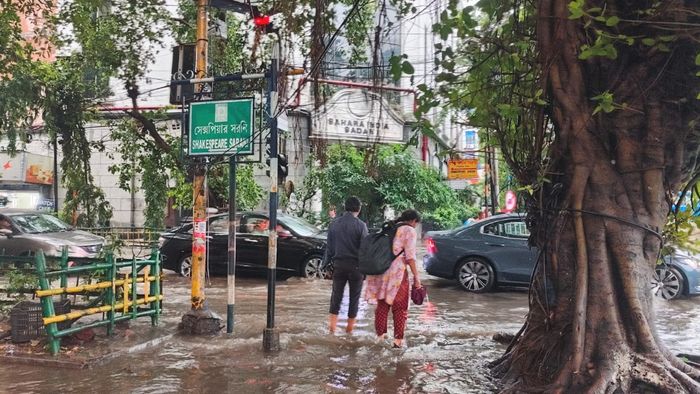 জলমগ্ন শেক্সপিয়ার সরণী। ছবি: সুকমল শীল