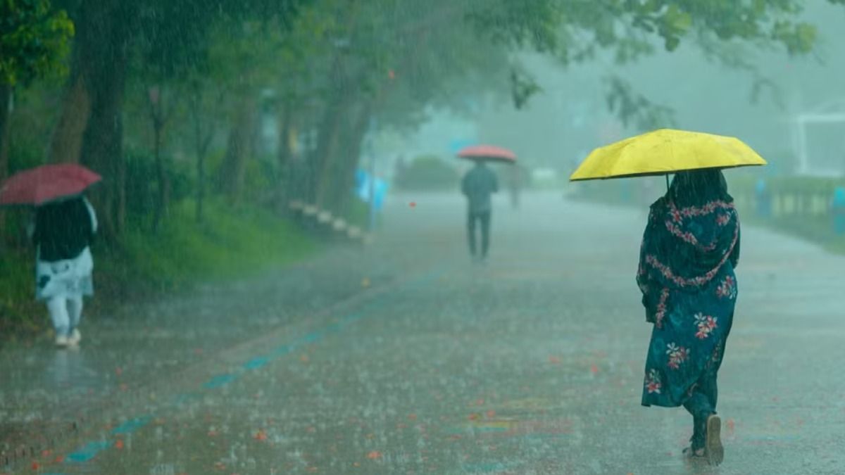 উত্তরবঙ্গে রেড অ্যালার্ট, দক্ষিণেও জেলায় বৃষ্টিপাতের শঙ্কা, কলকাতায় কেমন থাকবে আবহাওয়া?