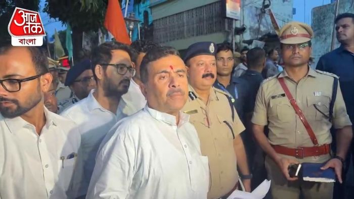 শনিবার বাগনানে নিহত বিজেপি কর্মী প্রশান্ত দে-র বাড়িতে গেলেন শুভেন্দু অধিকারী।