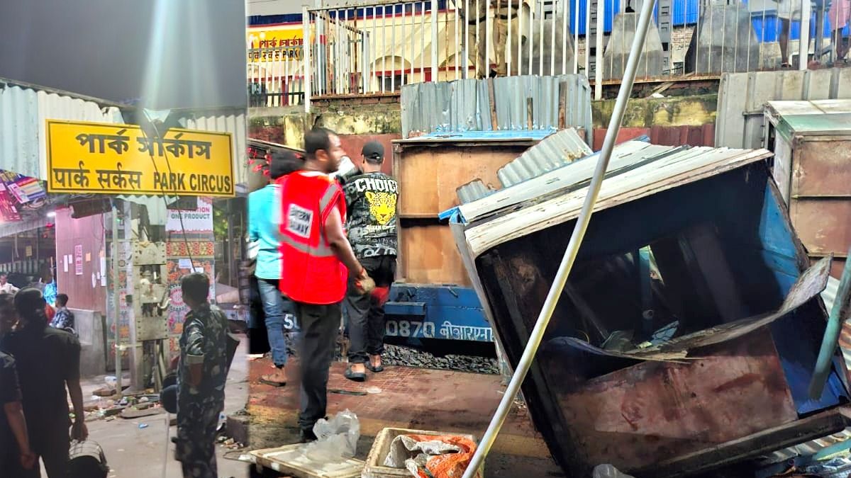 মধ্যরাতে পার্ক সার্কাস স্টেশনে বুলডোজার অ্যাকশন, গুঁড়িয়ে দেওয়া হল অবৈধ দোকান