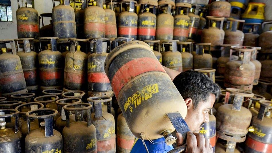 দেশজুড়ে স্বাভাবিক হওয়ার পথে LPG সরবরাহ, গ্যাস সিলিন্ডারের দাম কি কমবে? দেশজুড়ে স্বাভাবিক হওয়ার পথে LPG সরবরাহ, গ্যাস সিলিন্ডারের দাম কি কমবে?
