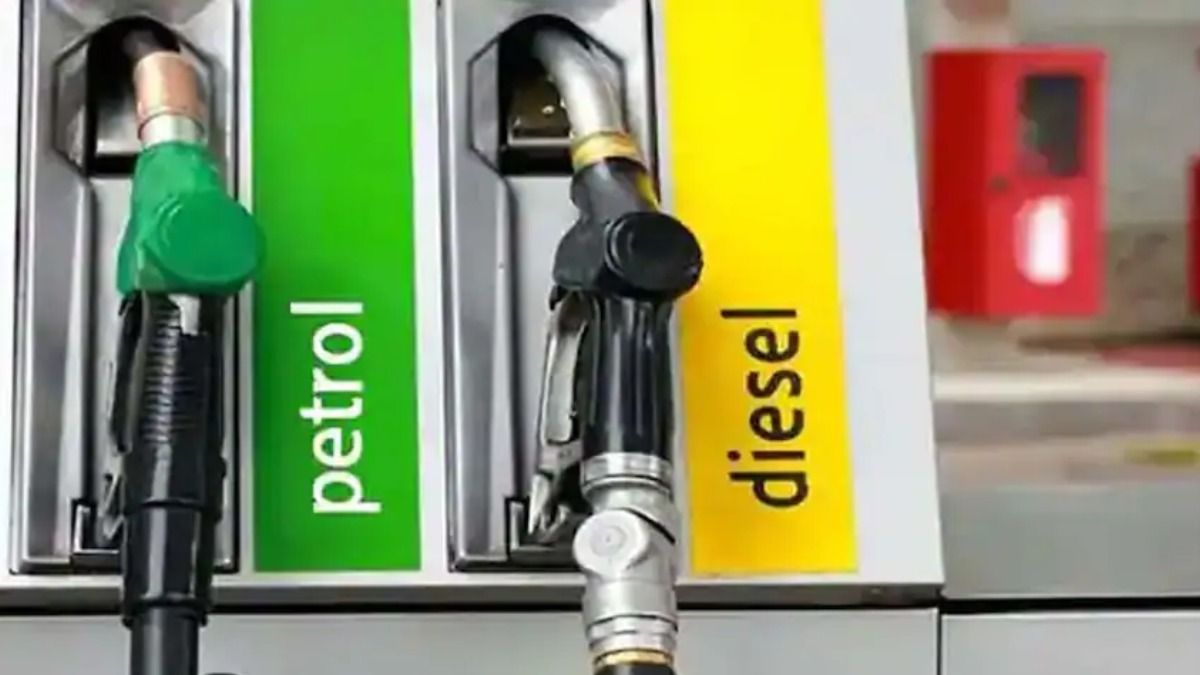 ৫ টাকা কমল পেট্রোল, ৩ টাকা সস্তা ডিজেলও, কলকাতায় দাম আজ কত?