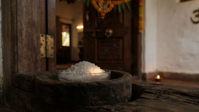 Salt Vastu Tips For Money: সদর দরজার সামনে রাখুন এই ম্যাজিক জিনিস, আর্থিক সমস্যা চিরতরে দূর হয়ে যাবে