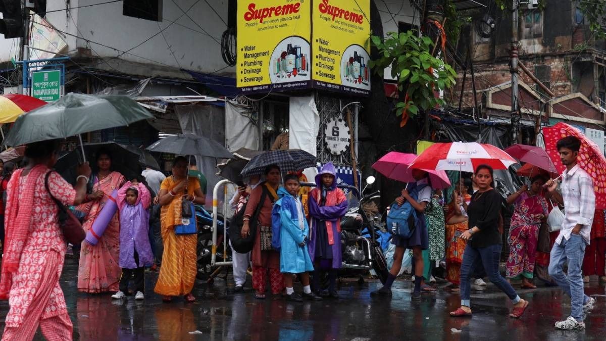 কলকাতায় ও পার্শ্ববর্তী এলাকায় আজ বৃষ্টির সম্ভাবনা কতটা? হাওয়া অফিসের সর্বশেষ আপডেট