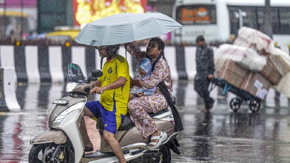 কলকাতা-সহ দক্ষিণবঙ্গের একাধিক জেলায় ঝড়-বৃষ্টির পূর্বাভাস, মৎস্যজীবীদের জন্য সতর্কবার্তা কলকাতা-সহ দক্ষিণবঙ্গের একাধিক জেলায় ঝড়-বৃষ্টির পূর্বাভাস, মৎস্যজীবীদের জন্য সতর্কবার্তা