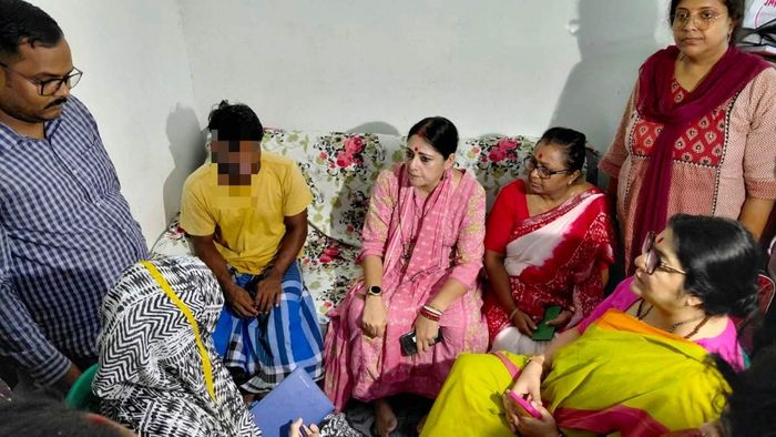 বারুইপুরের নির্যাতিতার বাড়িতে বিজেপির প্রতিনিধিরা।-ফাইল ছবি