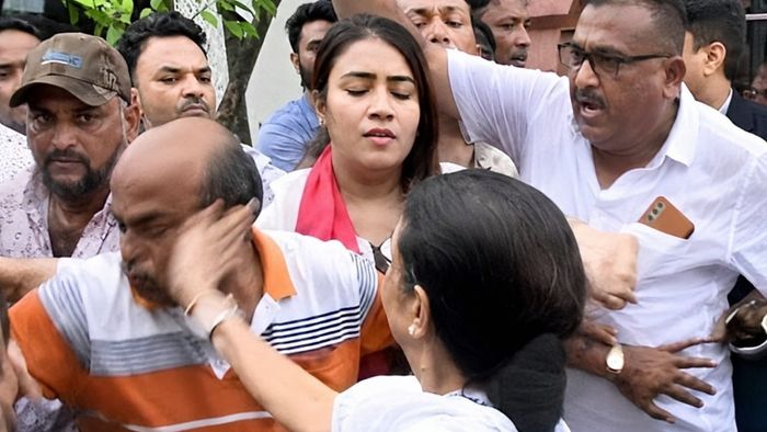 মেজাজ হারালেন মমতা