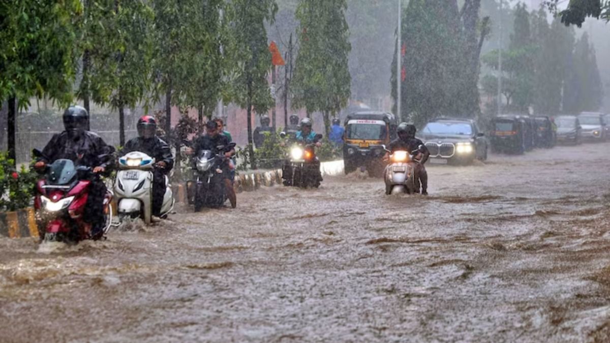 টানা বৃষ্টিতে জলমগ্ন রাস্তা।-ফাইল ছবি