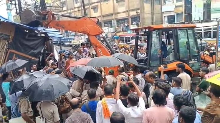 হকার উচ্ছেদে এবার আসানসোলের ফুটপাতে চলল বুলডোজার, ক্ষোভ ব্যবসায়ীদের মধ্যে 