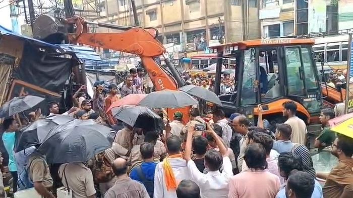 আসানসোলে বুলডোজার অ্যাকশন