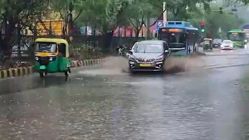 একাধিক জেলায় ভারী বৃষ্টির সম্ভাবনা, আজ ভাসতে পারে কলকাতাও, কী বলছে হাওয়া অফিস?