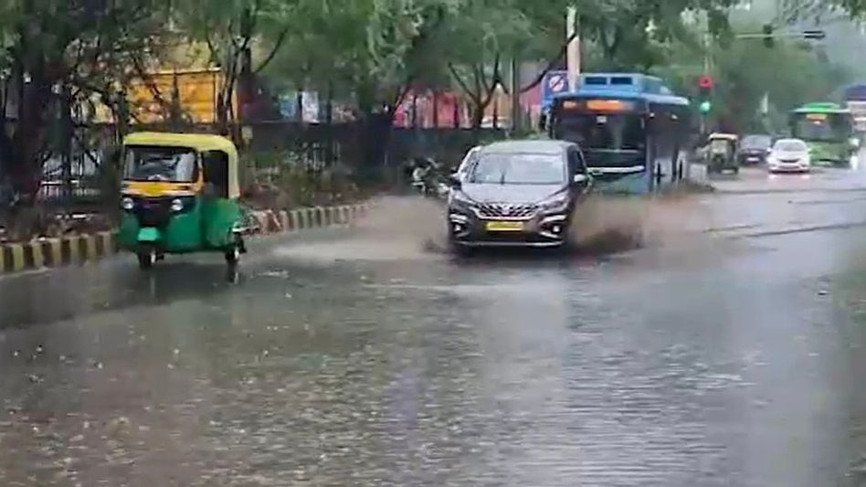 একাধিক জেলায় ভারী বৃষ্টির সম্ভাবনা, আজ ভাসতে পারে কলকাতাও, কী বলছে হাওয়া অফিস? একাধিক জেলায় ভারী বৃষ্টির সম্ভাবনা, আজ ভাসতে পারে কলকাতাও, কী বলছে হাওয়া অফিস?