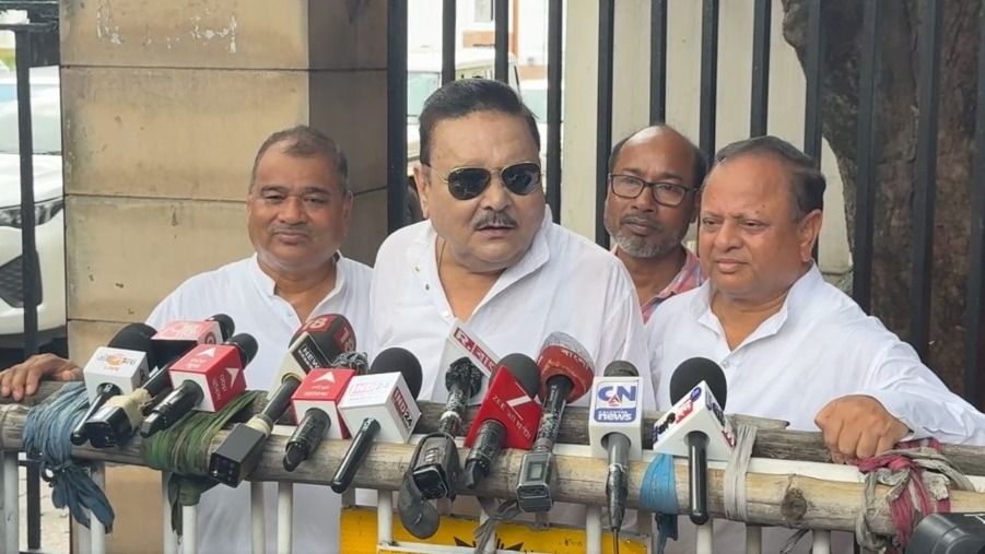 'সম্মানটা তো বাঁচল,' তারামণ্ডলের সামনে একুশে জুলাই নিয়ে মমতাকে কটাক্ষ মদনের