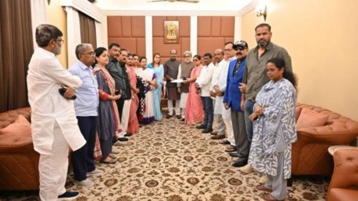 লোকসভায় তৃণমূল কংগ্রেসের (TMC) ২০ জন 'বিদ্রোহী' সাংসদের NCPI শিবিরে যোগদানের বিষয়ে সিদ্ধান্ত নিতে পারেন স্পিকার।