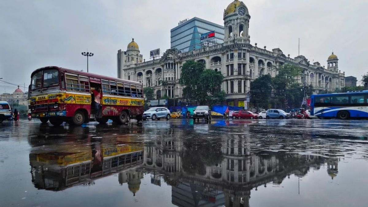 ভোরেই কয়েক পশলা বৃষ্টিতে ভিজল কলকাতা, কোন কোন জেলায় জারি হল হলুদ সতর্কতা?