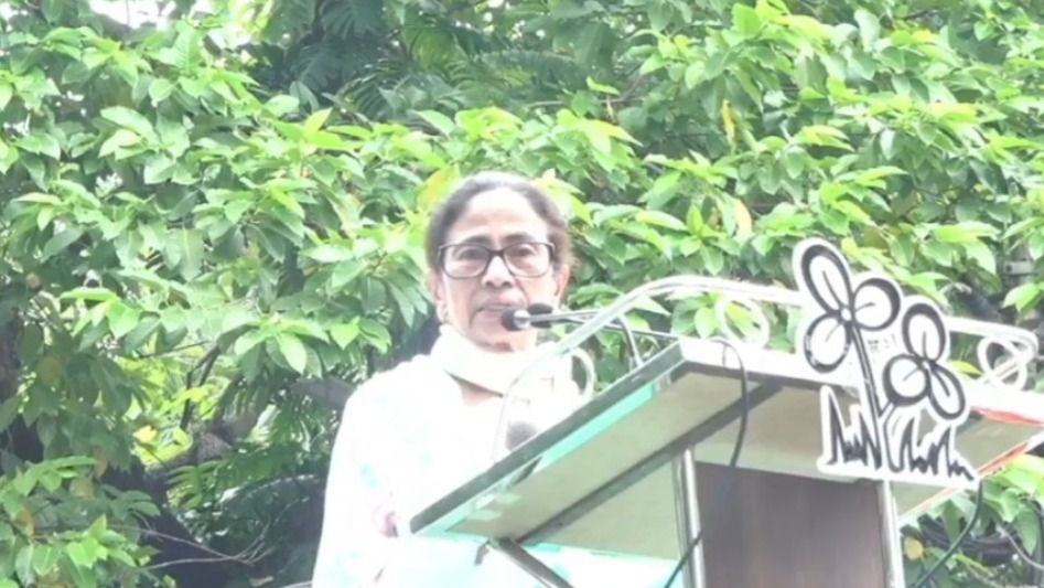 ২১ জুলাইয়ের মঞ্চে বক্তব্য রাখছেন মমতা।-ফাইল ছবি