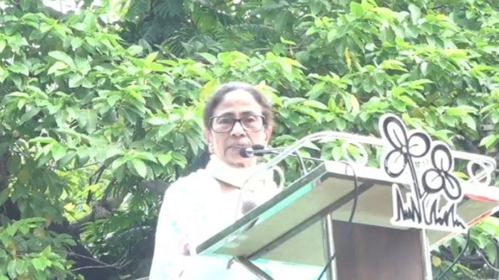 ২১ জুলাইয়ের মঞ্চে বক্তব্য রাখছেন মমতা।-ফাইল ছবি