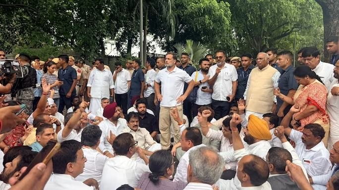 'ককরোচ'-দের পাশে দাঁড়িয়ে PM মোদীর বাসভবনের বাইরে ধর্না রাহুল-প্রিয়াঙ্কাদের 