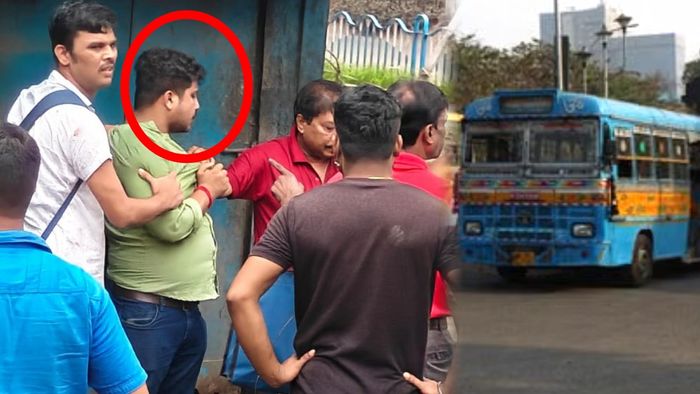 অফিস টাইমে কলকাতার বাসে রক্তারক্তি কাণ্ড