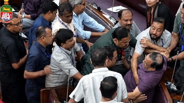 কুণাল ঘোষকে বের করে দেওয়া হচ্ছে