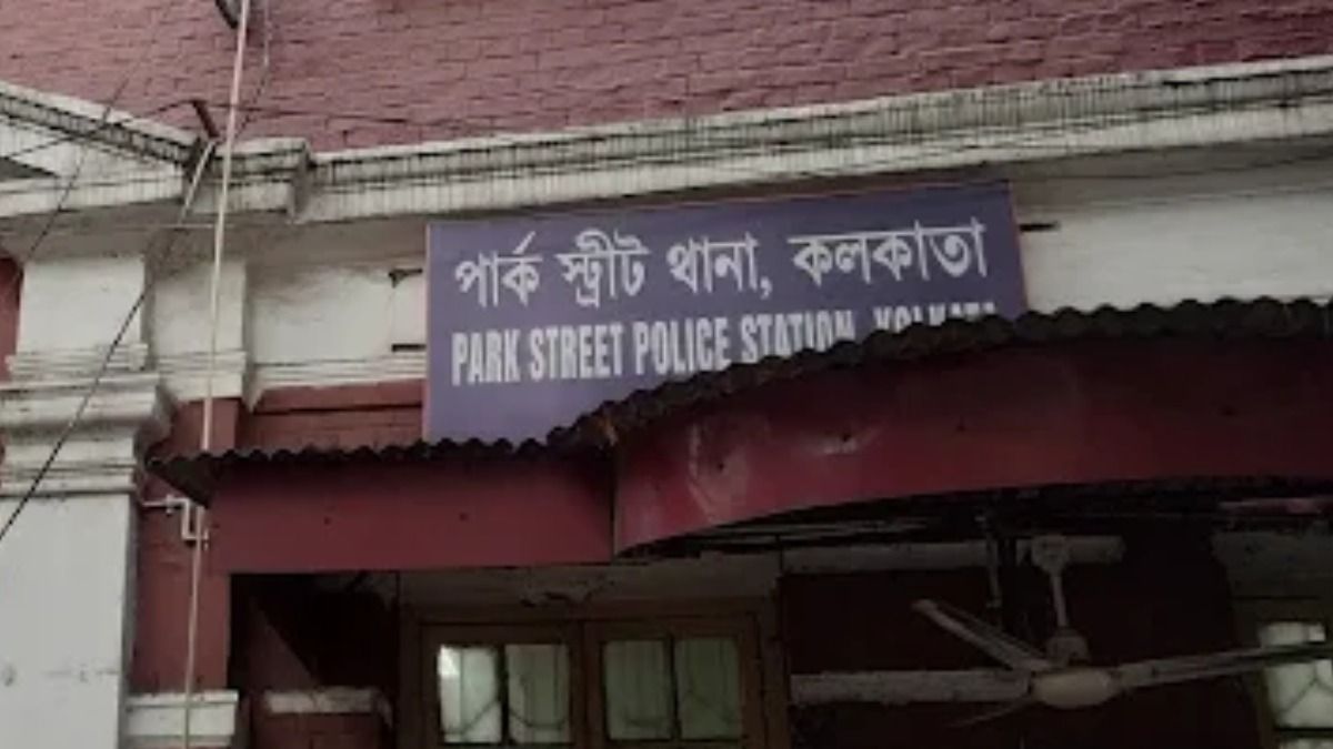 পার্ক স্ট্রিটে রাস্তার পাশে বস্তা ঘিরে জল্পনা, কুকুরের দেহ উদ্ধার