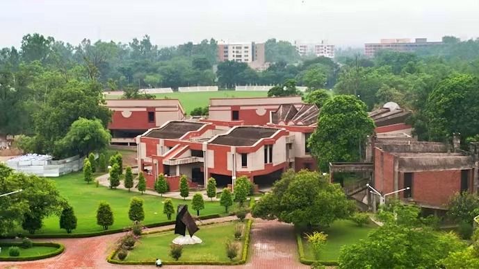 চান্স না পেয়ে IIT কানপুরের ওয়েবসাইট হ্যাক ছাত্রের, শাস্তি হিসেবে মিলল চাকরি!