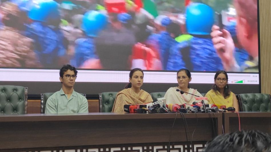 'বাবার ইউনিফর্ম রক্তে ভেসে গিয়েছিল,' এ বার আসরে CJP আন্দোলনে আহত পুলিশদের সন্তানরা 'বাবার ইউনিফর্ম রক্তে ভেসে গিয়েছিল,' এ বার আসরে CJP আন্দোলনে আহত পুলিশদের সন্তানরা