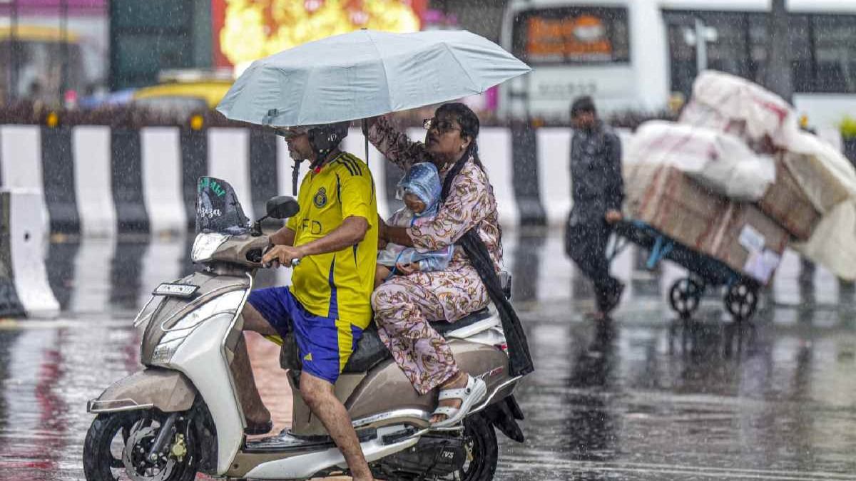 ফের দফায় দফায় বৃষ্টিতে ভিজতে পারে কলকাতা, রাজ্যের কোন জেলায় আজ কেমন থাকবে আবহাওয়া?