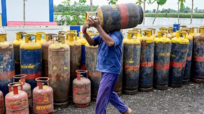 ২০০ টাকা কমে গেল LPG সিলিন্ডারের দাম, কলকাতায় নতুন রেট কত হল?