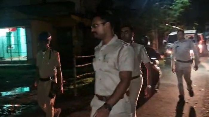 রাকিবুলের বাড়িতে পুলিশ