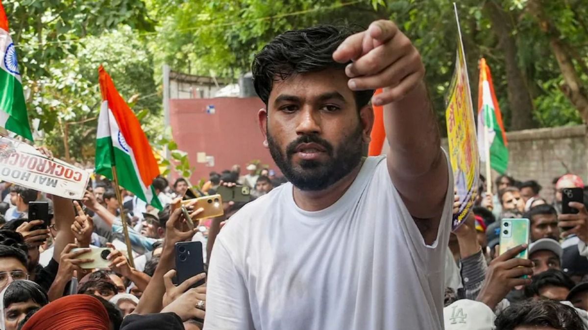  'PM CARES ফান্ডের RTI করুন,' পড়াশোনার খরচ নিয়ে প্রশ্ন উঠতেই স্কলারশিপ দেখালেন দিপকে  